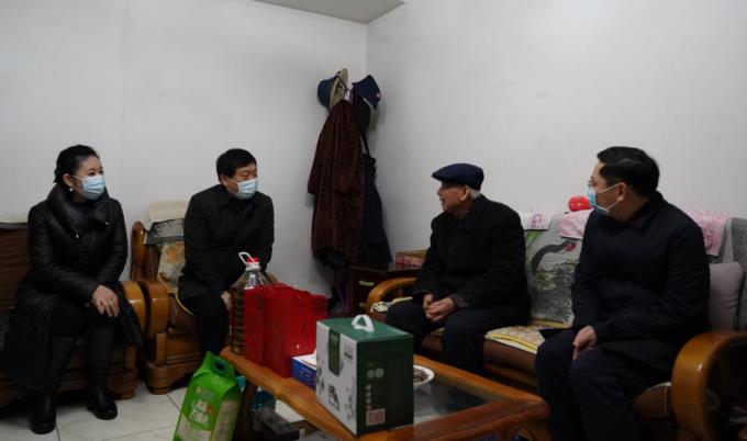 省国资委党委委员、副主任任兴文春节前夕带队走访慰问尊龙凯时集团老党员