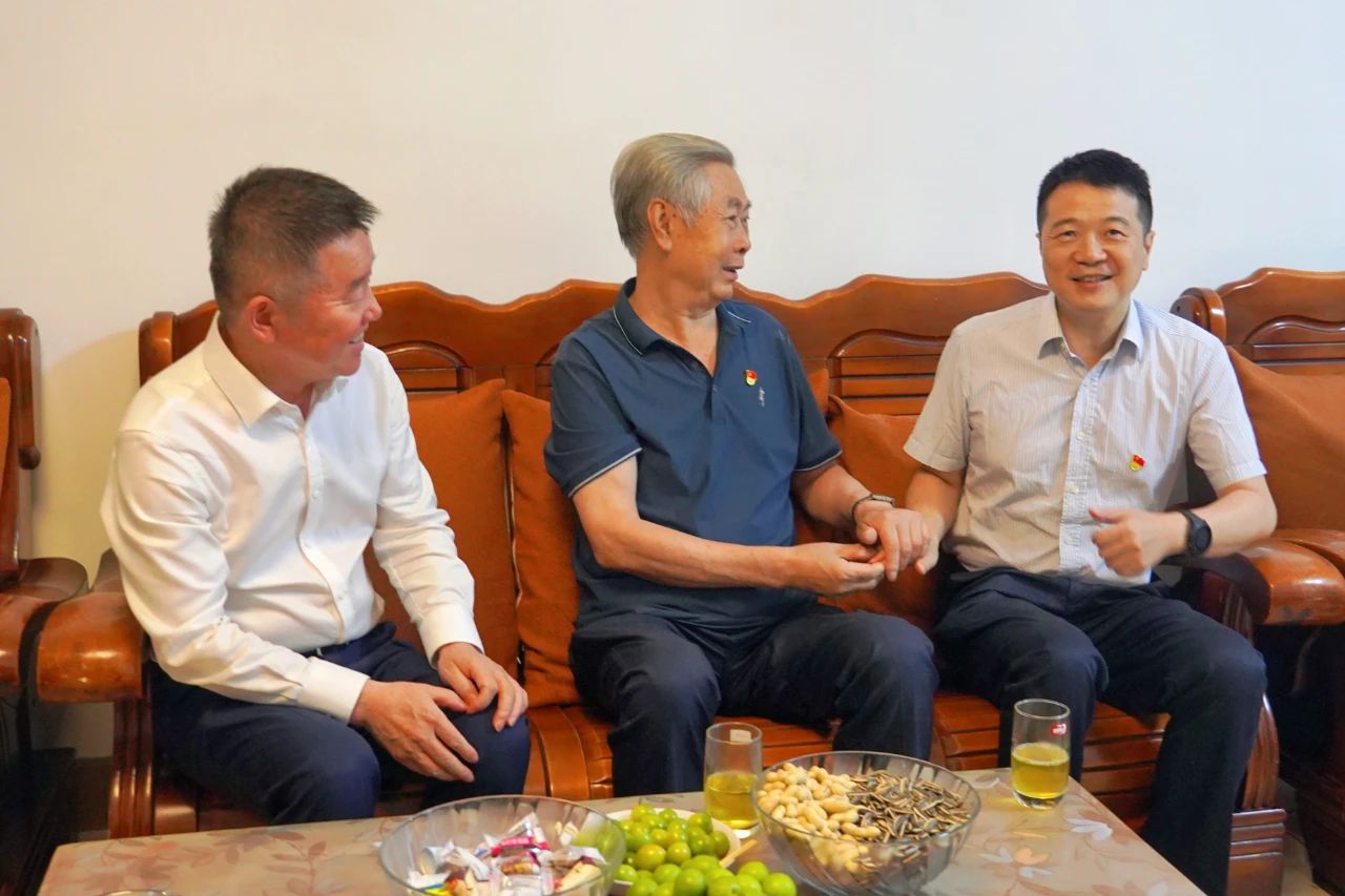 省尊龙凯时集团党委书记、董事长游勇开展“七一”走访