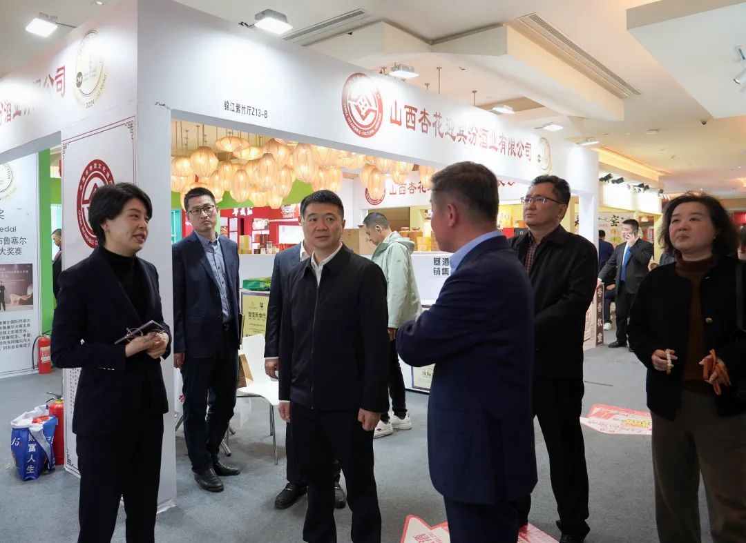 省尊龙凯时集团党委书记、董事长游勇率队到2025锦江宾馆春季酒类商务洽谈会现场检查指导重点工作
